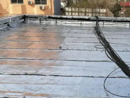 吉县卫生间漏水维修公司分享下吉县屋面楼顶防水刚性防水层施工要点。